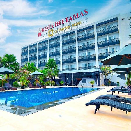 Le Premier Hotel Deltamas Cikarang Esterno foto