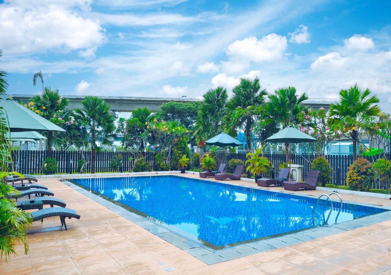 Le Premier Hotel Deltamas Cikarang Esterno foto