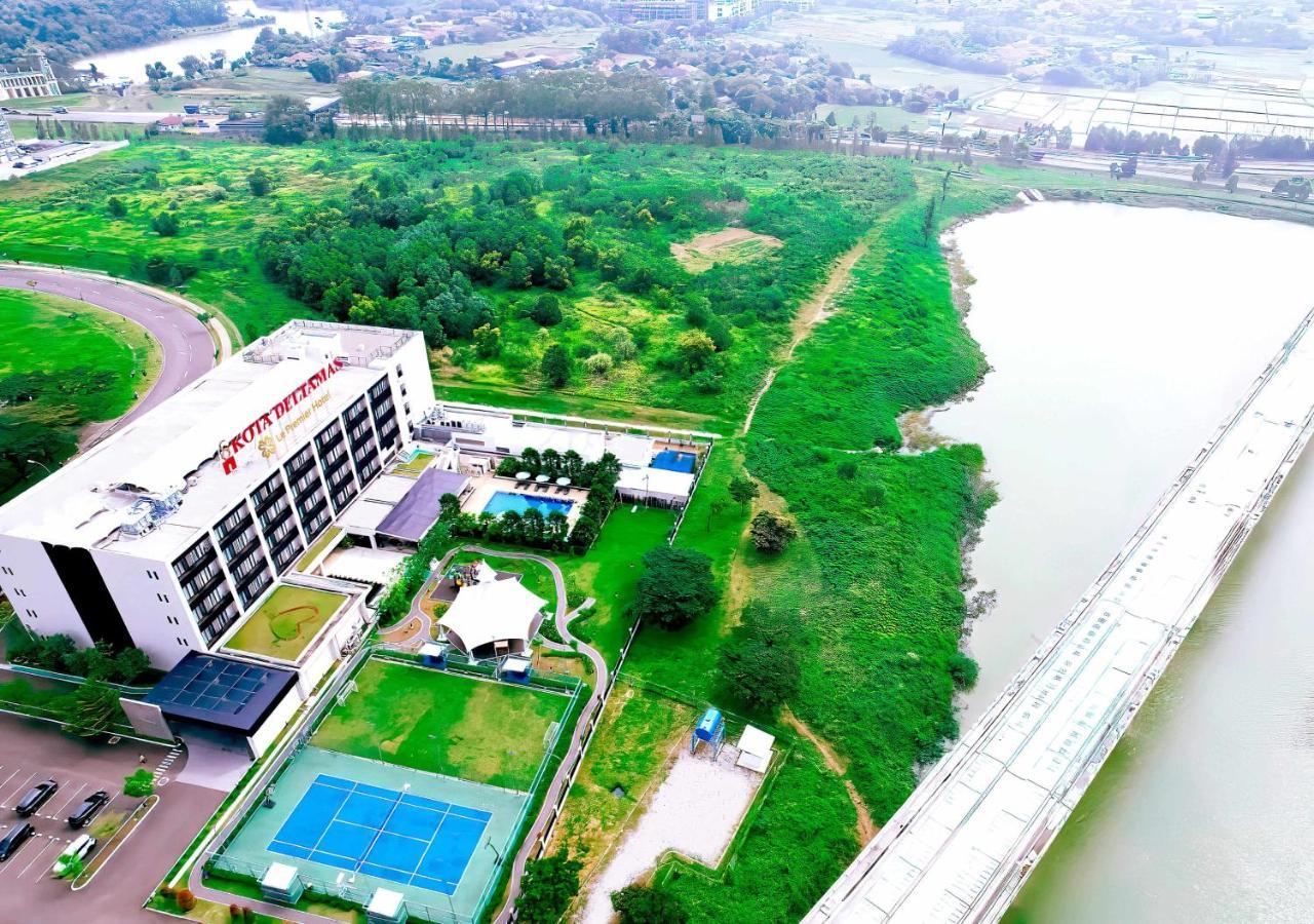 Le Premier Hotel Deltamas Cikarang Esterno foto