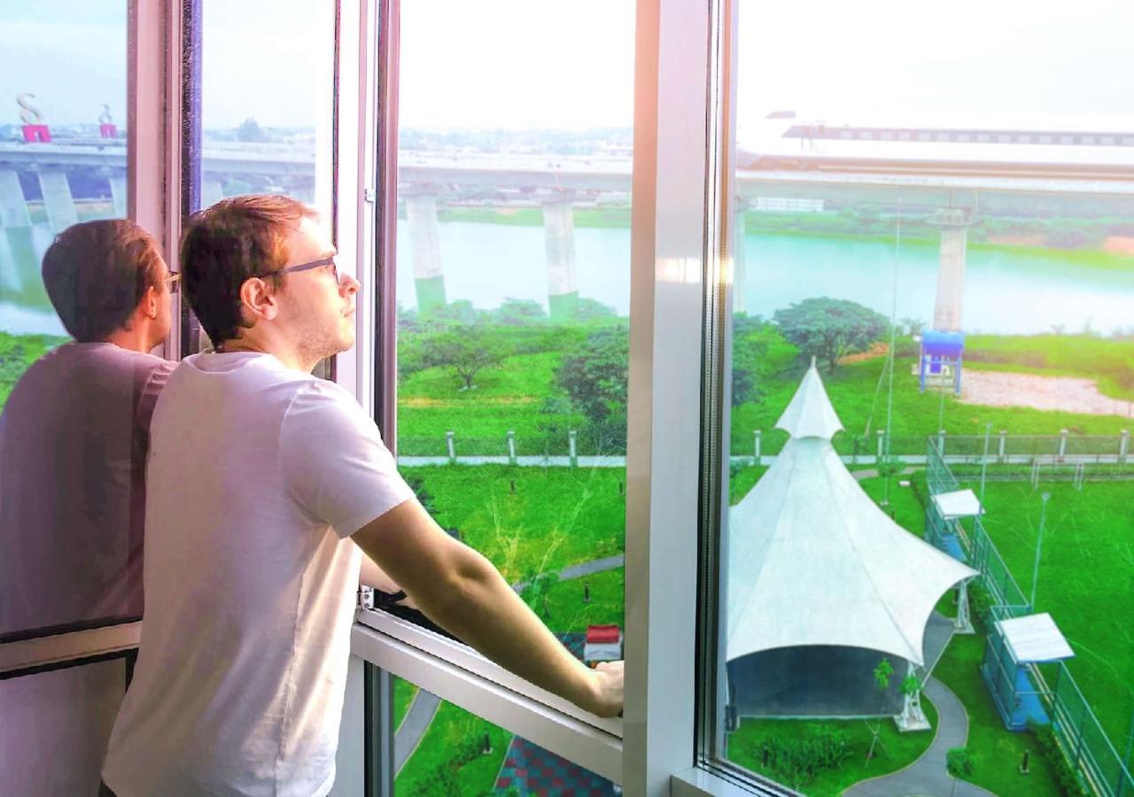 Le Premier Hotel Deltamas Cikarang Esterno foto