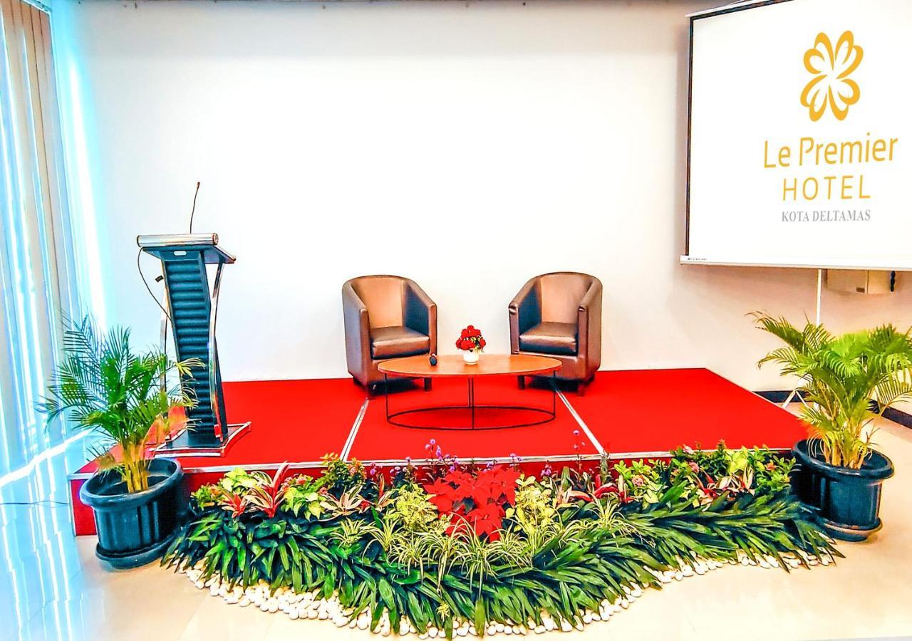 Le Premier Hotel Deltamas Cikarang Esterno foto