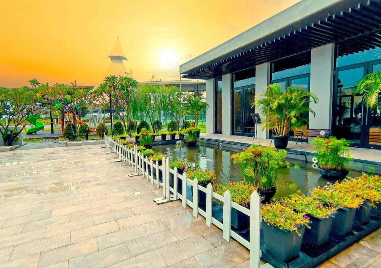 Le Premier Hotel Deltamas Cikarang Esterno foto