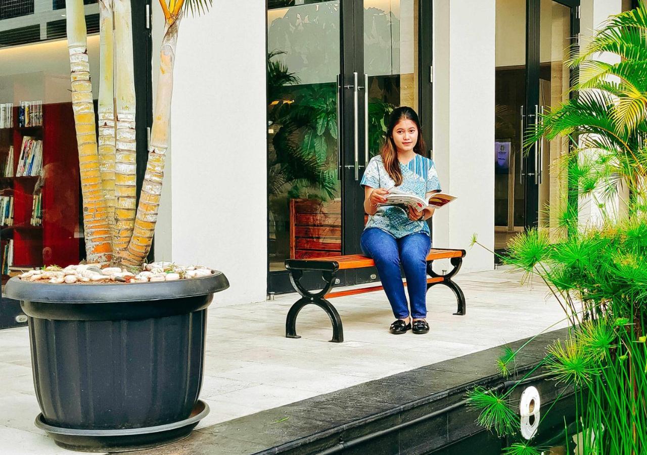 Le Premier Hotel Deltamas Cikarang Esterno foto