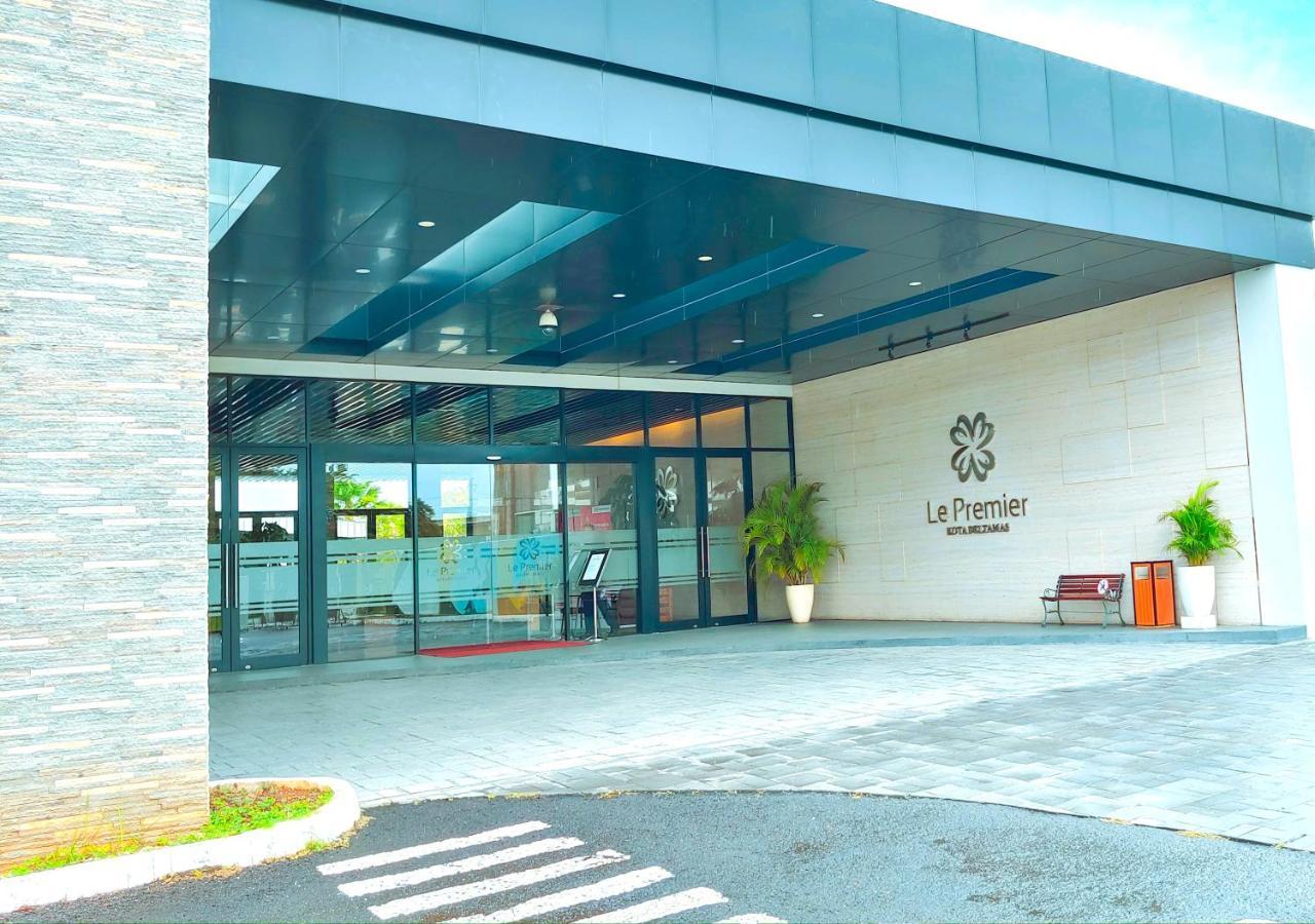 Le Premier Hotel Deltamas Cikarang Esterno foto